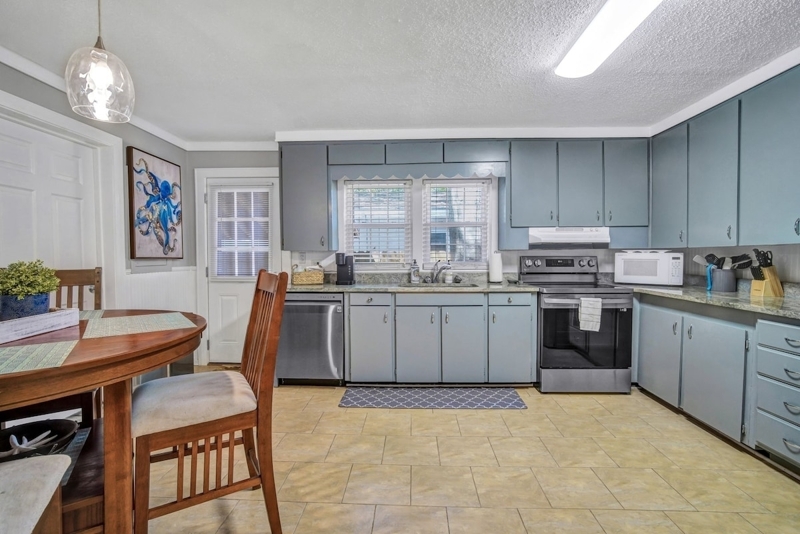 -Modern Elegance in Your St. Simons Kitchen-

This fully equipped kitchen boasts modern appliances and elegant finishes, perfect for creating culinary masterpieces.