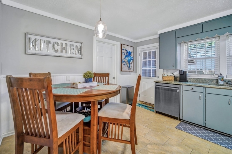 - Stylish and Functional Kitchen Design -

Experience the perfect blend of style and functionality in this well-appointed kitchen, featuring sleek countertops and custom cabinetry. 
