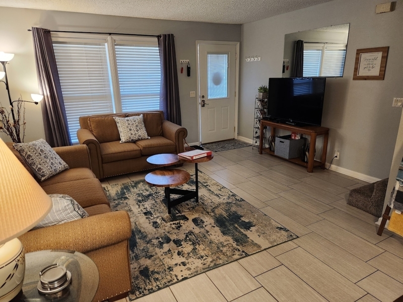 Cozy Newly Renovated 2BR Townhome in HS Village.