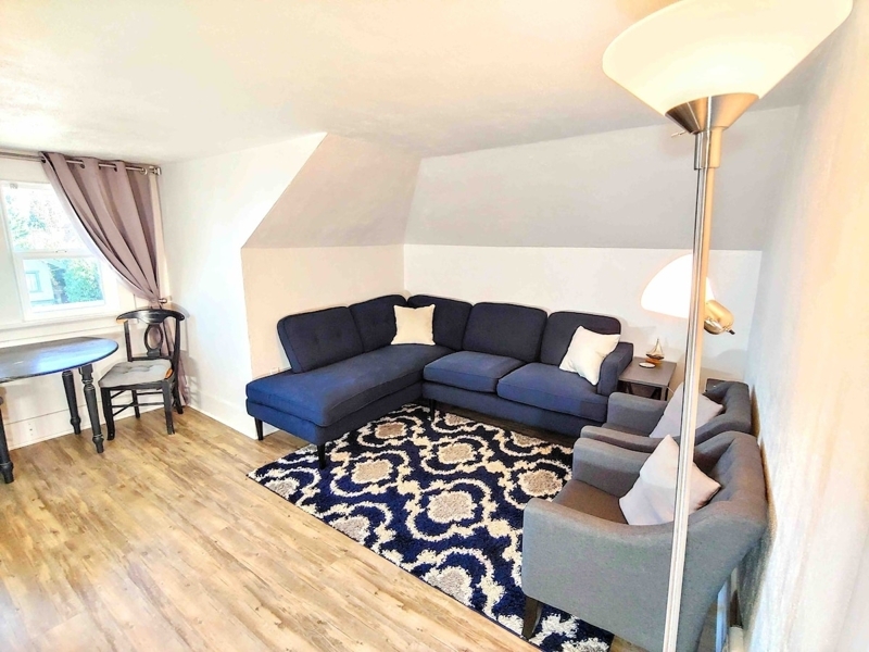 Cozy 1BR Upstairs Apartment in Craftsman Home