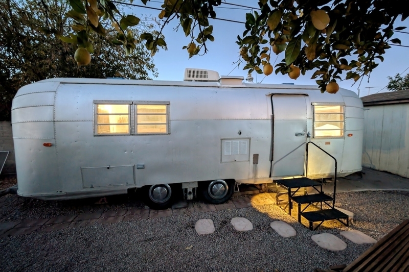 Retro Desert Escape: 1967 Avion