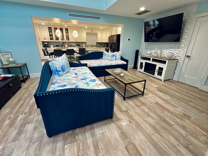 Luxurious Beach Getaway: Comfy Pompano Home