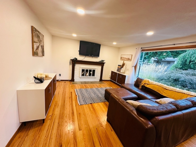Cheerful home with fireplace!
