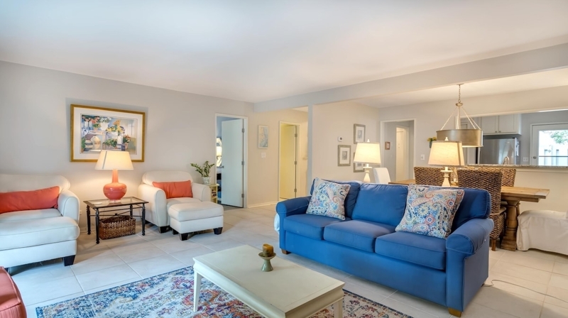 Spacious dog-friendly villa, walk to the beach