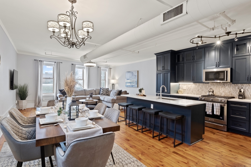 Gorgeous LUXE Loft • King Beds, Work Desk, Off-Street Parking and Gym