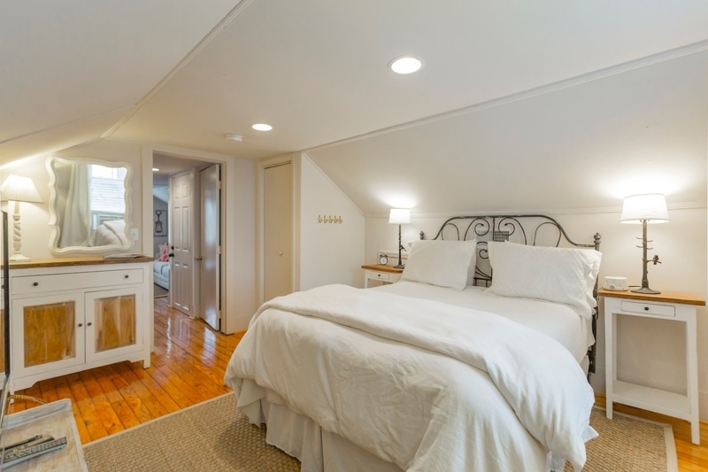 Artist-Owned Loft Apartment Close to Downtown!