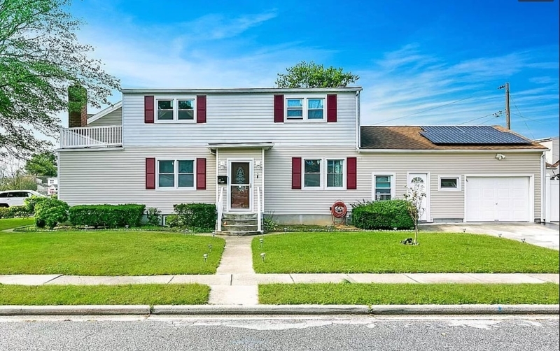 Hicksville Renovated Huge Family Home