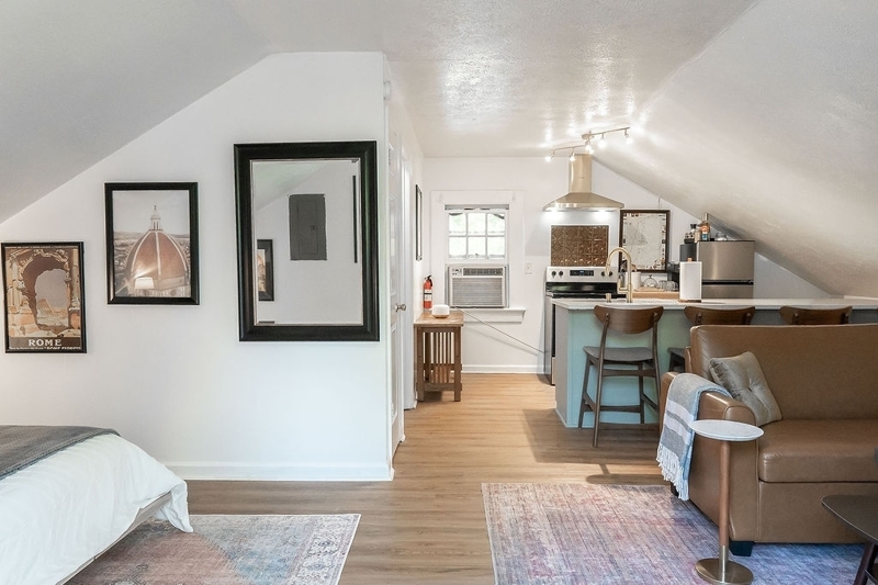 The Loft at Park Place - Cozy Studio on the Park!