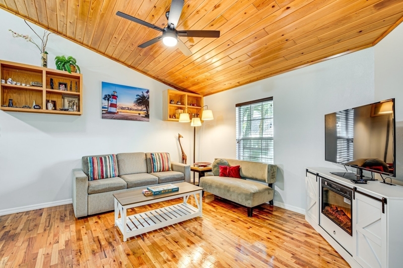 Walkable to downtown Mount Dora | Pet-Friendly