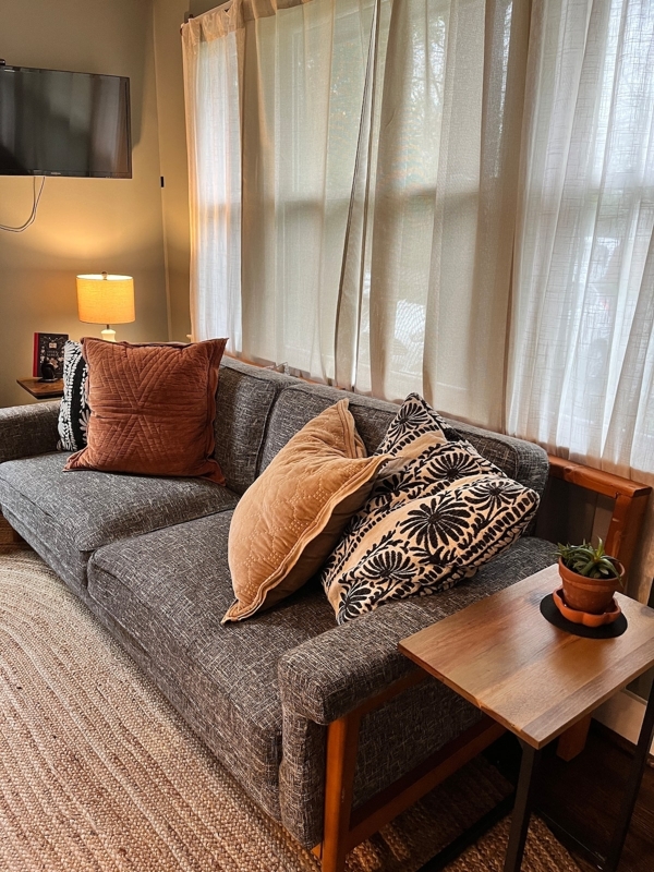 Cozy Getaway with yard 20-min to Everything!