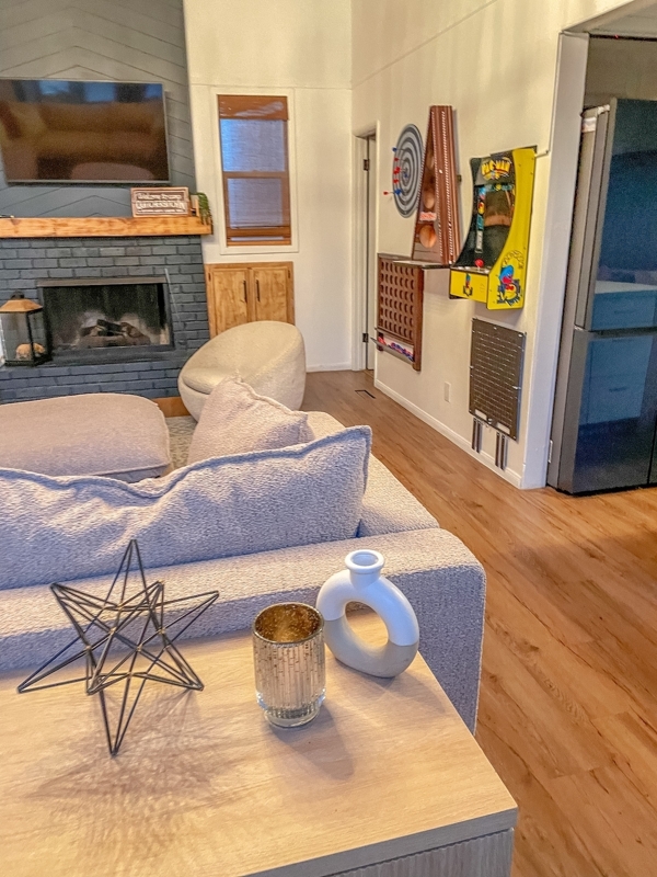🌟COZY CABIN IN THE WOODS! 🌟HOT TUB, 3/4 ACRE, AC