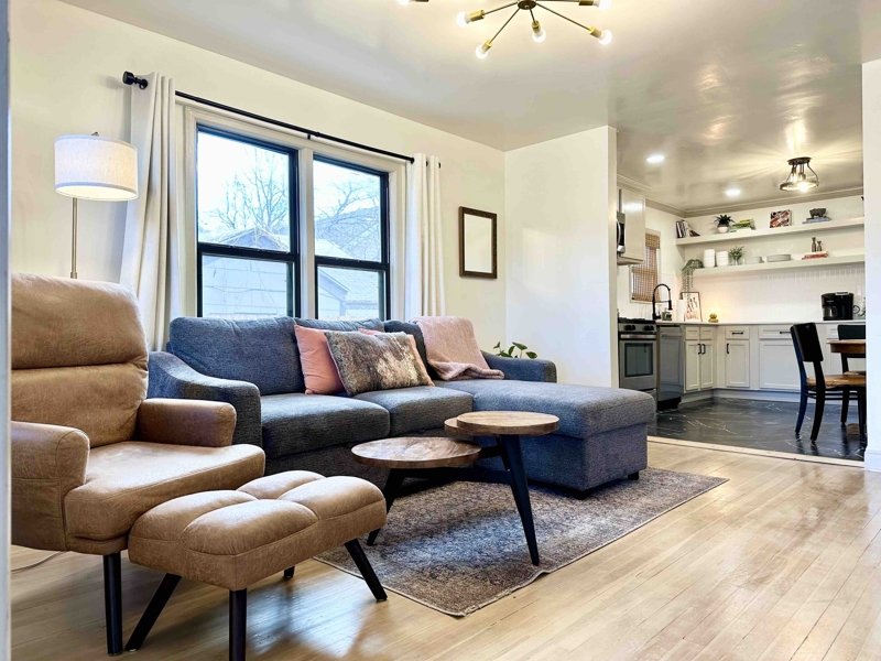 Campus Cottage-King Bed!- Walk to UCO and Downtown