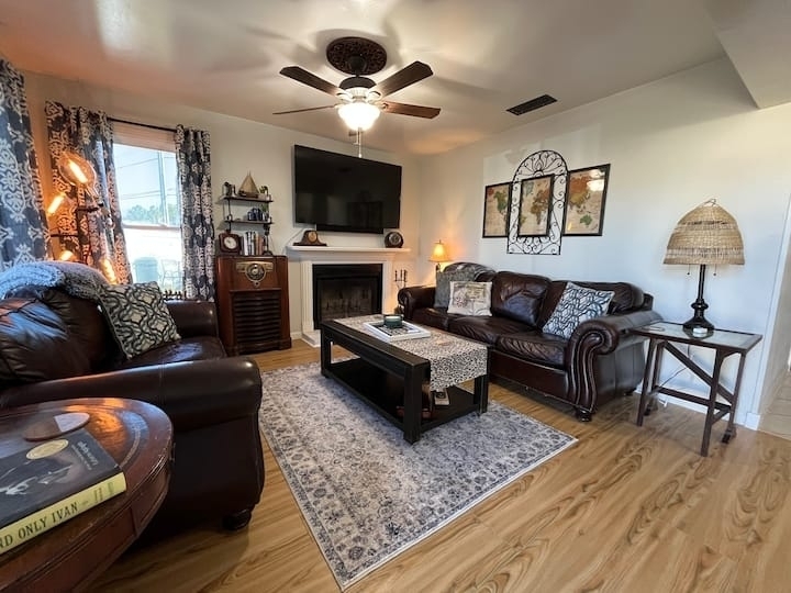 26 Guests! 4 Different apts! 13 Beds! 8 Bathrooms!