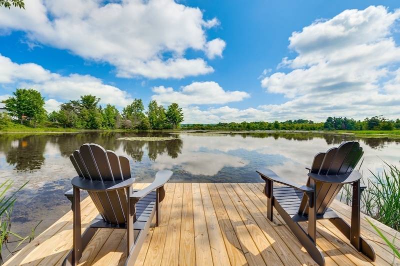 Riverfront Retreat/Hot Tub/ Short Walk to Downtown