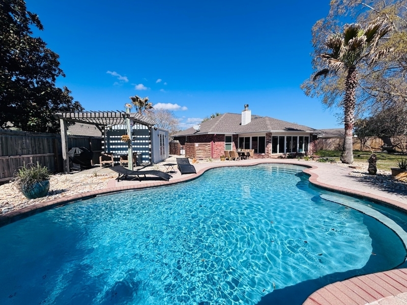 Beautiful Home- Salt Water Pool