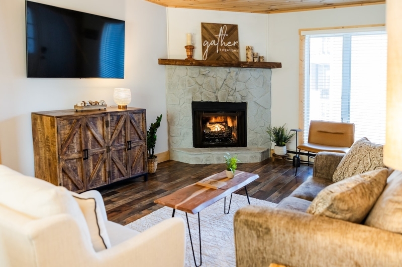 Well Stocked & Cozy, Downtown Condo, Walk to Main!