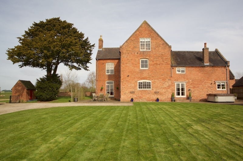 Dunnimere Farm House-up to 20 guests with hot tub