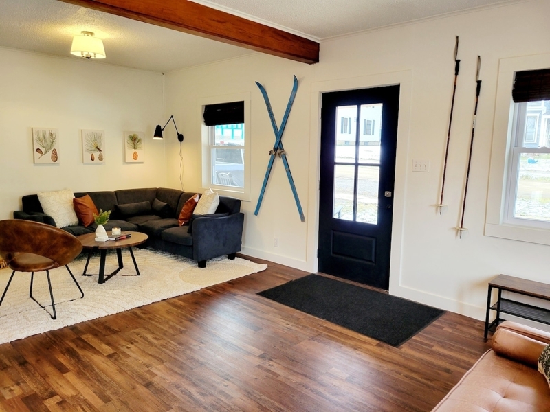 Hygge Home- 10 min from Ski Slopes!