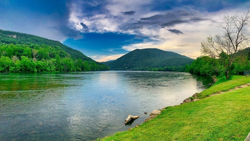 Cozy Riverfront House - 15 minutes from VT
