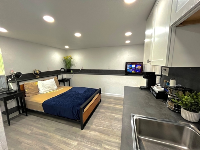 12 mins to Dwtn|Studio|Parking|A/C|Washer/Dryer