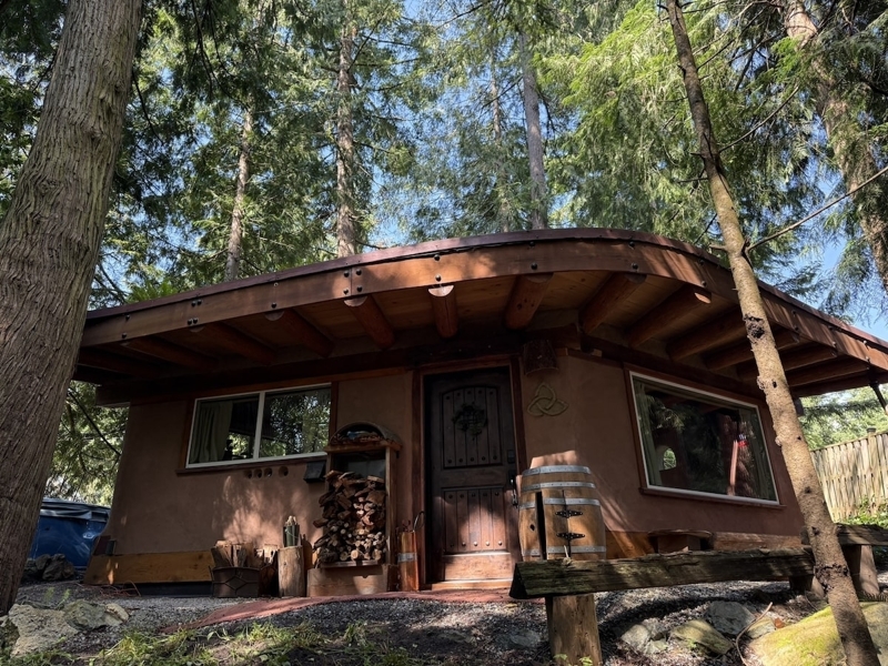 The Wobbly Hobbit-
Cozy earthen cabin in the woods