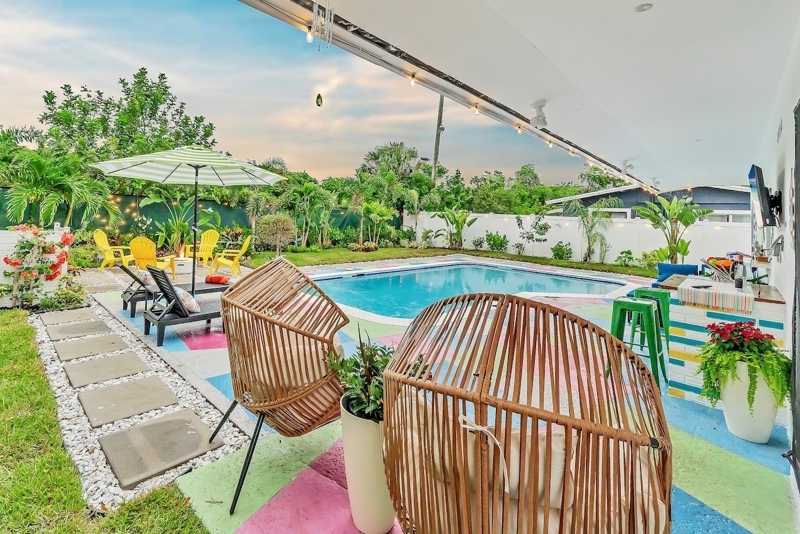 Charming Tropical Getaway/POOL/BBQ/3mile to Beach