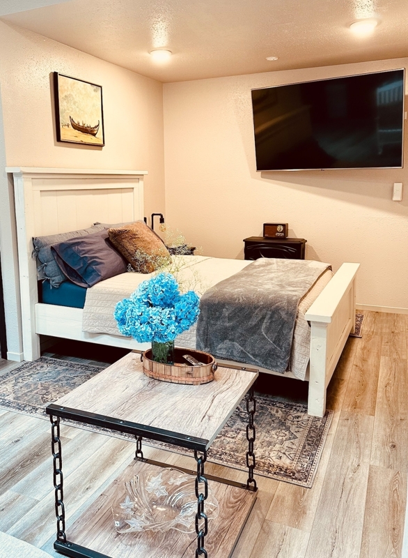 Charmed Quiet Cabin Pet Friendly Farm Walk to Lake