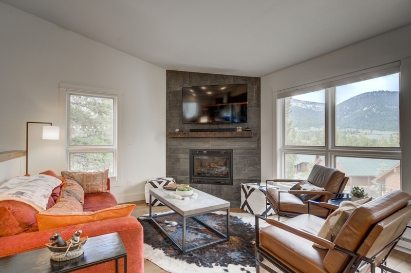 2.5BR | Updated | Hot Tub & Pool | Mountain Views