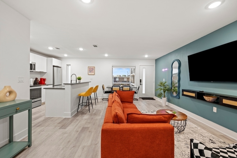 Modern 2BR with Parking+King Bed near Downtown