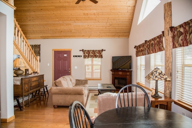 Family-Friendly Lodge. Loft + Kitchen. Dogs OK.