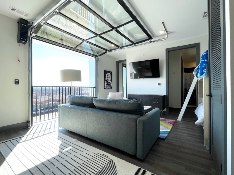 Cute Condo + Rooftop, 5 min to Broadway