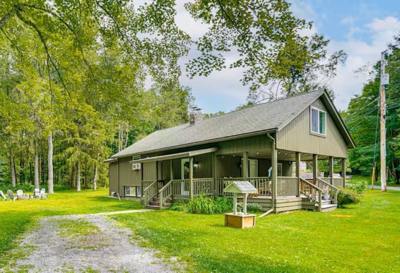 Private cottage close to shopping, dining, skiing.