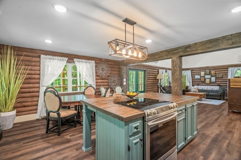 Log Cabin *Sleeps 6* Woodsy Retreat!