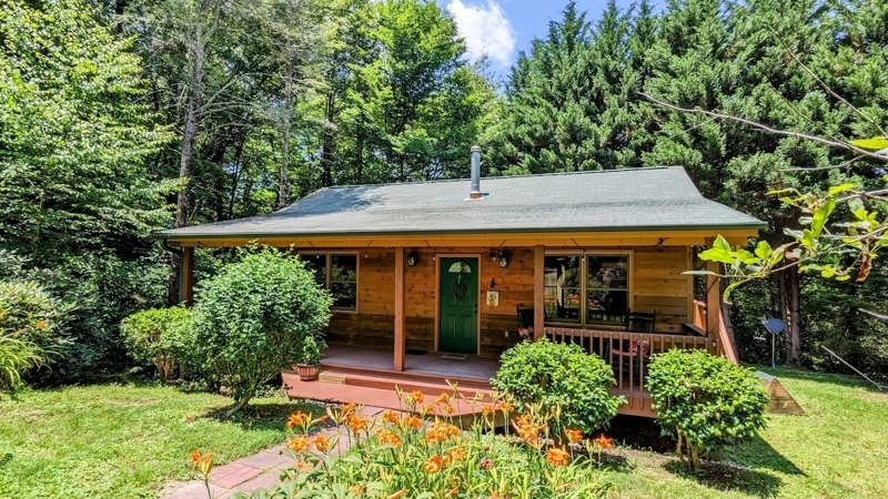 Creek-side cottage: secluded, central, easy access