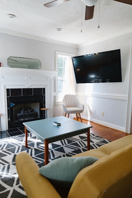 Fun Midtown Guest Suite; Fireplace & Pet-Friendly