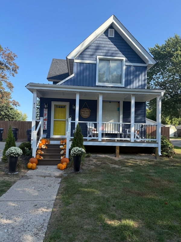 Firepit & Bar Shed! Walk downtown! Close to beach!