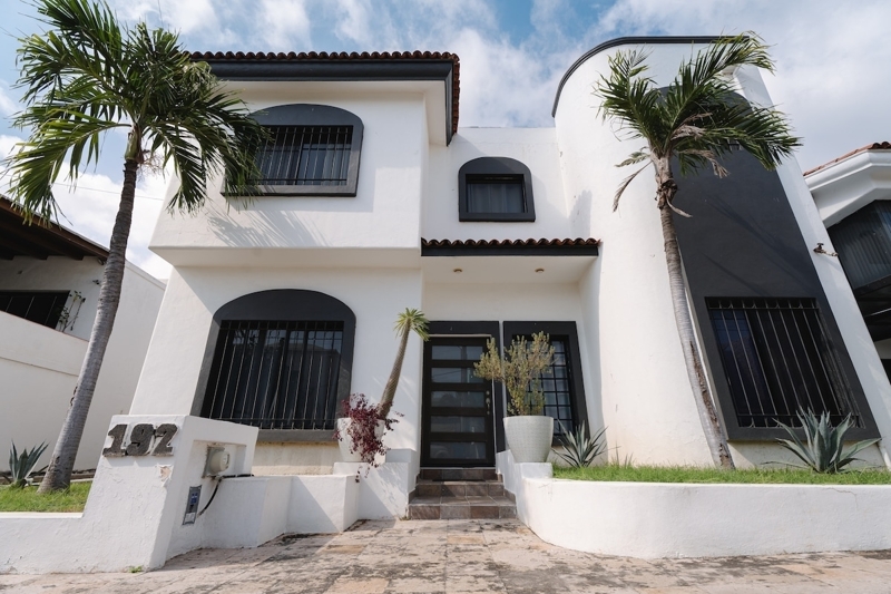 Casa Moderna en Condominio Privado, Manzanillo