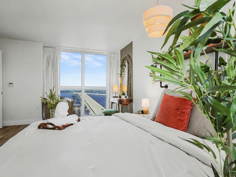 2BR Retreat with Resort Pool- Downtown Fort Myers