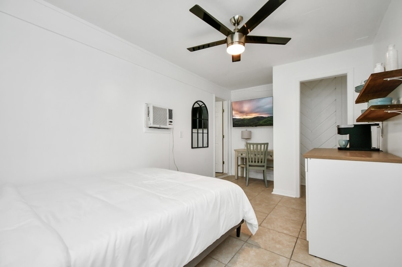 Cozy 1BR Stay +Wifi+ Parking + 55"TV Near Downtown