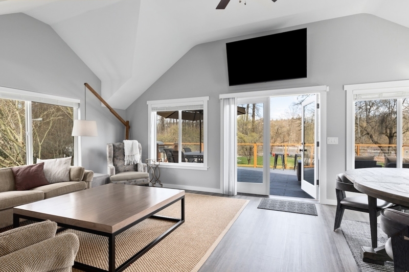 Skykomish River Estate - Private Beach!