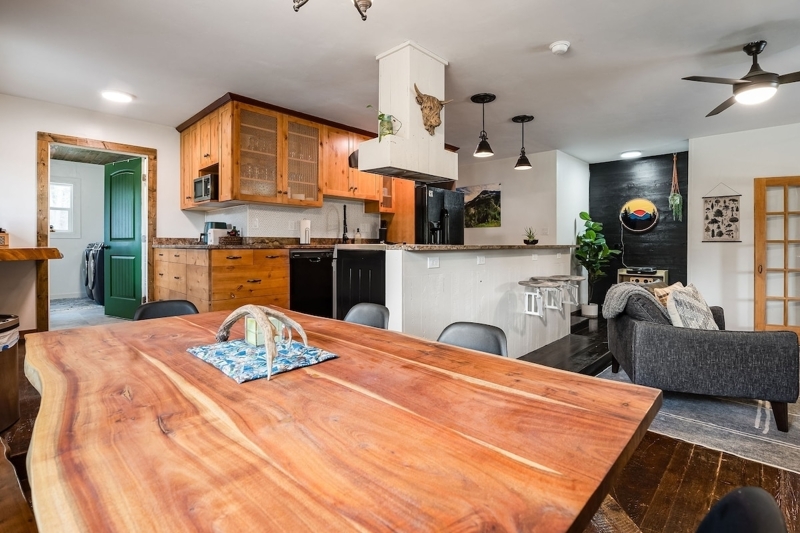Rustic Woodsy Getaway W/Hot Tub & Pet Friendly