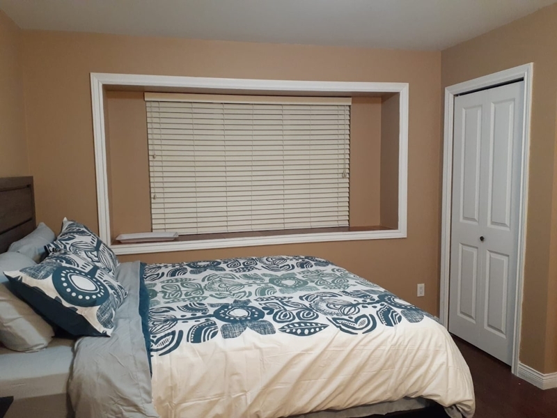 Private bedroom near bus stop & airport (noisy)