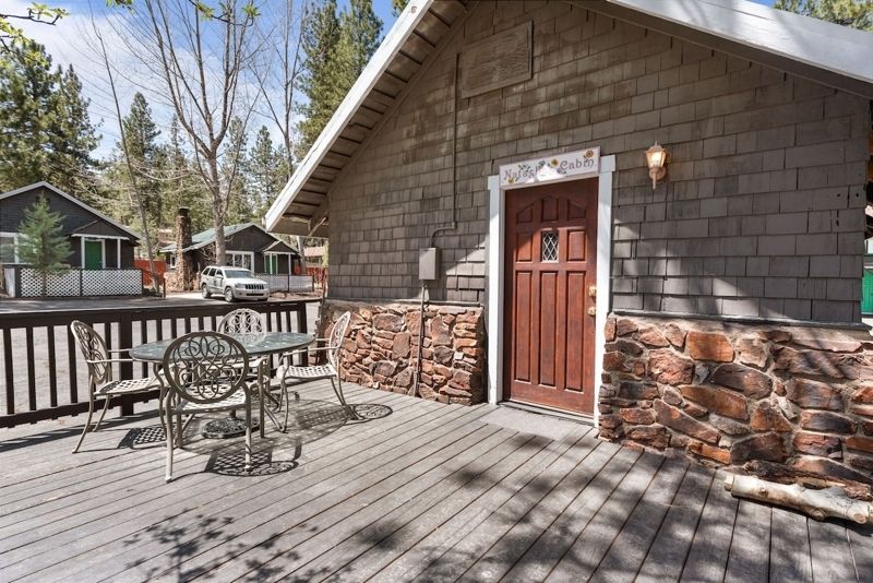2BR Mountain-View Cabin w/ Fireplace & Hot Tub