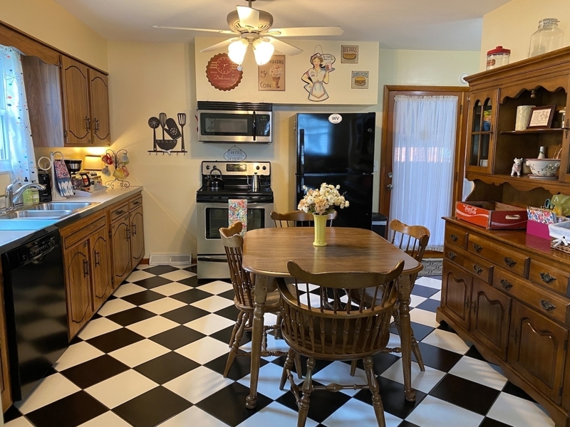 Barboursville King
3 BR Almost Heaven
Clean/Quiet