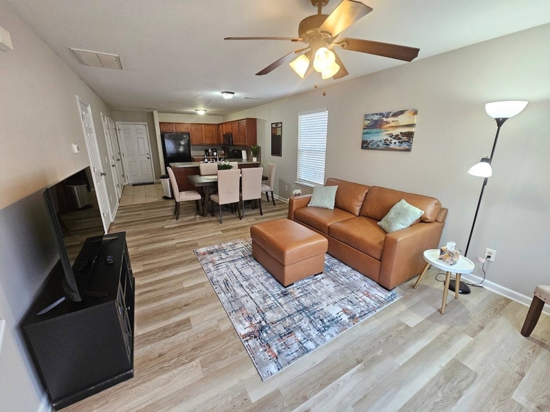 2/2.5 Townhouse easy Commute to Prisma