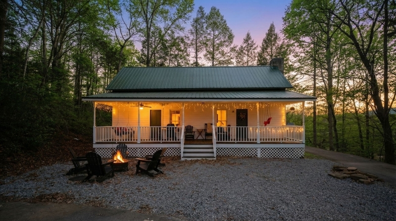 Private Authentic Farmhouse in the Woods w/Hot Tub