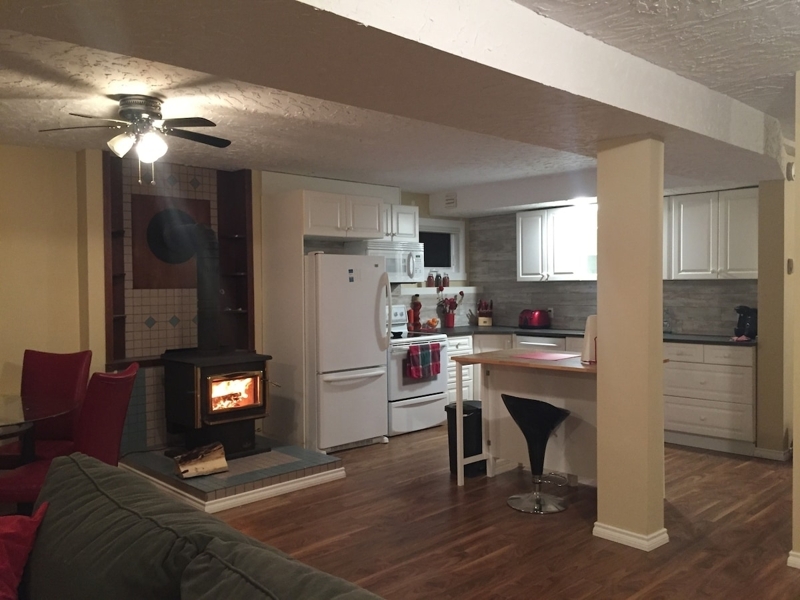 Cozy lakefront basement suite w/ private entrance