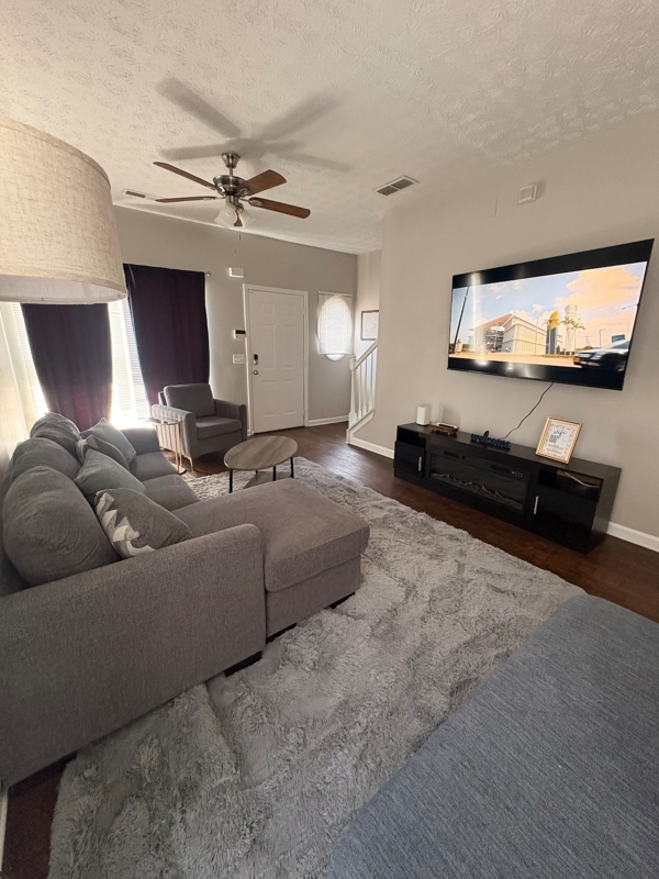 Stylish and Comfy Getaway Near Airport with a Car