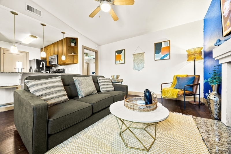 Top Floor | 2bd-2ba | Gym| Pool| HotTub |by Zilker