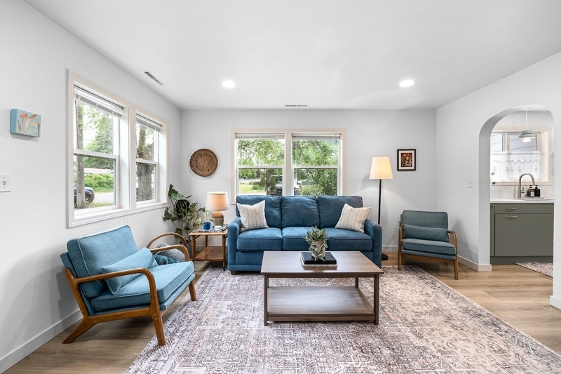 Cozy Designer Bungalow that Sleeps 6, AC and WIFI